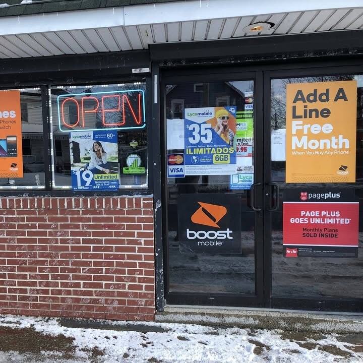 Front entrance of WestSide Wireless at 829 Lake Avenue in Elyria